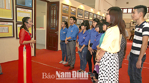 ĐVTN khối các trường đại học, cao đẳng tham quan Bảo tàng tỉnh Nam Định.