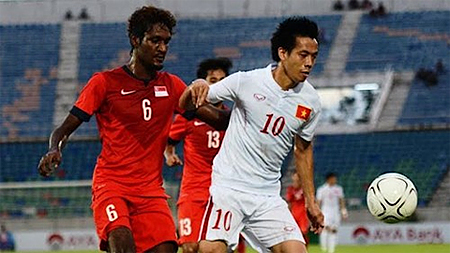  ĐT Việt Nam (áo trắng) dù có lợi thế dẫn trước 2 bàn từ rất sớm ngay trong hiệp 1, nhưng  vẫn để Indonesia san bằng cách biệt. Ảnh: thanhnien.vn