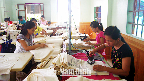 Cơ sở đan túi xuất khẩu của gia đình anh Trần Quang Vinh, xóm 9, xã Xuân Trung tạo việc làm cho 40 lao động, với mức thu nhập bình quân 3-4 triệu đồng/người/tháng.
