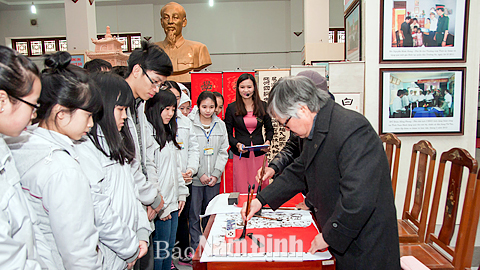 Học sinh Trường THPT chuyên Lê Hồng Phong (TP Nam Định) tìm hiểu nghệ thuật viết thư pháp tại Bảo tàng tỉnh.