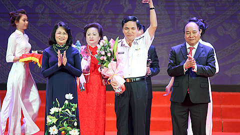 Thủ tướng Nguyễn Xuân Phúc và Phó Chủ tịch nước Đặng Thị Ngọc Thịnh trao tặng Cúp Thánh Gióng cho các doanh nhân tiêu biểu.