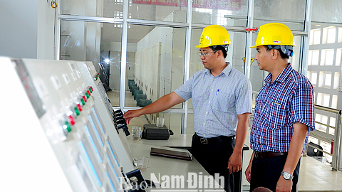 Đoàn viên Công đoàn Cty Điện lực Nam Định kiểm tra an toàn hệ thống điện tại trạm bơm Cổ Đam (Ý Yên). 