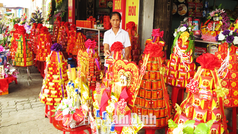 Các cửa hàng cung ứng dịch vụ cưới hỏi trên phố Trần Hưng Đạo (TP Nam Định).
