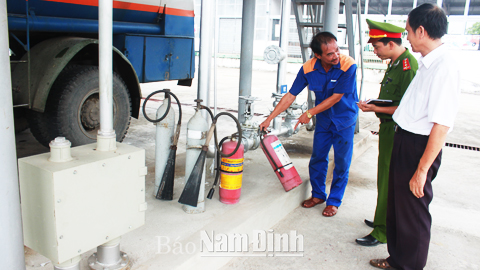 Cán bộ Phòng Cảnh sát PCCC và CNCH (Công an tỉnh) kiểm tra công tác đảm bảo an toàn PCCC ở Cty Xăng dầu Hà Nam Ninh.