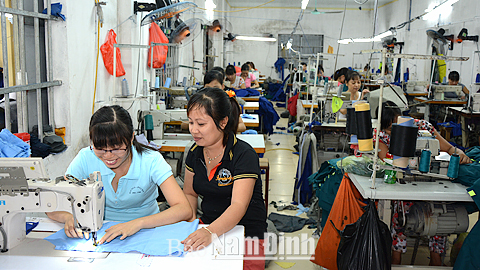 Chị Vũ Thị Hằng (bên phải) thường xuyên hướng dẫn người lao động đảm bảo kỹ thuật, mỹ thuật trong sản xuất sản phẩm.