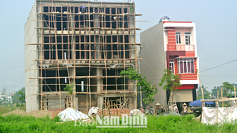 Thi công nhà ở dân dụng trên giàn giáo thiếu an toàn tại đường Lưu Chí Hiếu thuộc KĐT Thống Nhất (TP Nam Định).