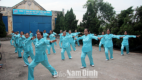 Một buổi tập luyện của CLB Thái cực trường sinh đạo thôn Đông Hạ và thôn Tân Long, xã Trung Đông.