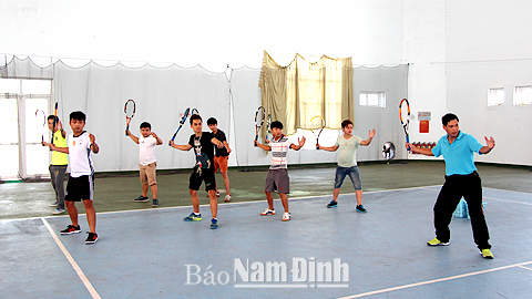 Giờ học tennis của sinh viên Trường Cao đẳng Xây dựng Nam Định.