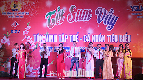 Công nhân Cty TNHH Youngone Nam Định biểu diễn văn nghệ trong chương trình Tết sum vầy 2016.