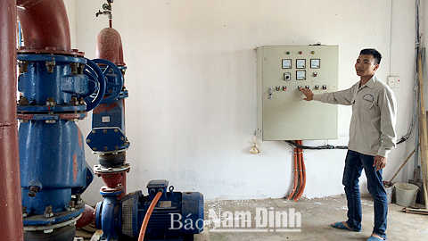 Nhân viên Nhà máy nước Liêm Hải (Trực Ninh) vận hành thiết bị cung cấp nước.
