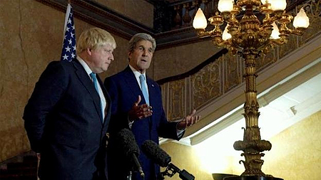 Ngoại trưởng Anh Boris Johnson (trái) và người đồng cấp Mỹ John Kerry trong buổi họp báo chung sau cuộc họp về tình hình ở Syria tại tòa nhà Lancaster House, London ngày 16-10-2016. (Ảnh: Reuters)