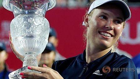 Caroline Wozniacki hạnh phúc bên chiếc cúp vô địch Hồng Công mở rộng. Ảnh: Reuters