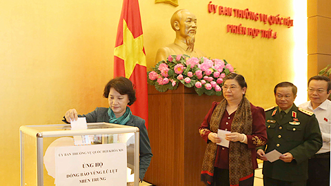 Chủ tịch Quốc hội Nguyễn Thị Kim Ngân và các đại biểu quyên góp ủng hộ đồng bào miền Trung.