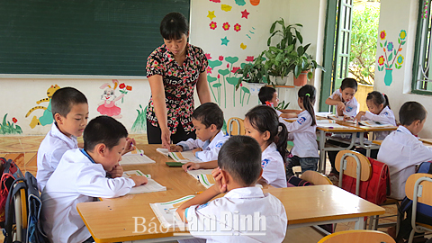 Cô và trò Trường Tiểu học Yên Bình (Ý Yên) trong một giờ học theo mô hình trường học kiểu mới.