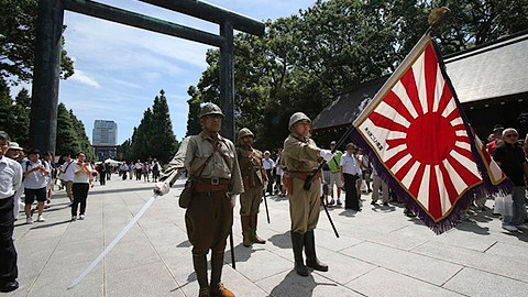  Người Nhật Bản mặc quân phục thời xưa diễu hành tưởng nhớ các vong hồn thiệt mạng tại đền Yasukuni, thủ đô Tokyo, hồi tháng 8/2014, nhân dịp kỷ niệm 69 năm Nhật Bản đầu hàng đồng minh, chấm dứt Thế Chiến II. Ảnh: AP.