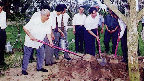 Tổng Bí thư Đỗ Mười trồng cây lưu niệm tại Khu Di tích  Đền Trần.