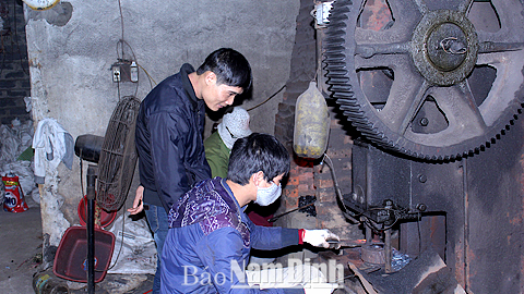  Anh Dương Văn Bình, tổ dân phố số 13, làng Đồng Côi, Thị trấn Nam Giang (Nam Trực) mở xưởng cơ khí, tạo việc làm cho nhiều ĐVTN.
