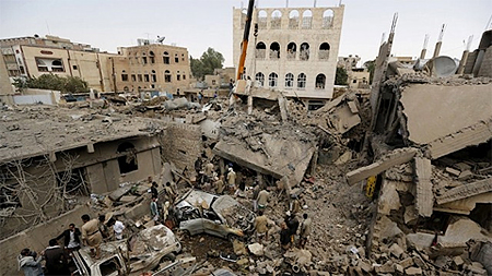 Các tòa nhà tại Thủ đô Sanaa của Yemen bị phá hủy sau một cuộc không kích thực hiện bởi liên minh quân sự do A-rập Xê-út đứng đầu. (Ảnh: Reuters)