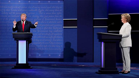 Ứng cử viên Tổng thống Mỹ đảng Cộng hòa Donald Trump (bên trái) và đối thủ đảng Dân chủ Hillary Clinton trong cuộc tranh luận trực tiếp thứ hai ngày 19-10-2016. (Ảnh: Reuters)