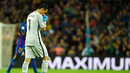 Thủ môn Bravo mắc sai lầm khiến Man City thua đậm Barcelona.