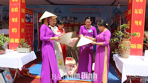 Hội viên Hội Phụ nữ huyện Nghĩa Hưng tham quan gian hàng trưng bày sản phẩm làng nghề truyền thống của huyện.