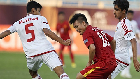 Quang Hải (áo đỏ) giữa vòng vây của 2 cầu thủ UAE