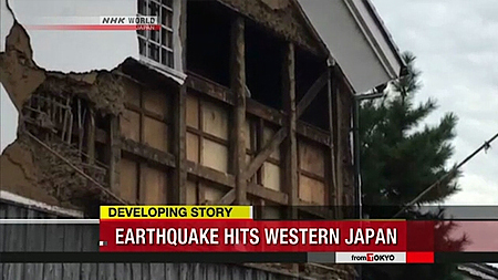 Trận động đất đã khiến hàng chục người bị thương và một số ngôi nhà bị sập. (Ảnh: NHK)