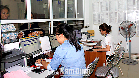 Cán bộ Bệnh viện Đa khoa huyện Giao Thủy ứng dụng CNTT nâng cao hiệu quả xử lý công việc chuyên môn.