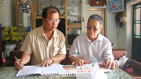 Đồng chí Hoàng Nam Cao, Bí thư chi bộ 3 Vân Cát (bên trái), xã Nam Vân chuẩn bị nội dung sinh hoạt chi bộ.