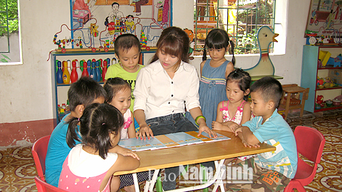 Giáo viên Trường Mầm non Nam Đào, Thị trấn Nam Giang (Nam Trực) hướng dẫn học sinh các biện pháp vệ sinh cá nhân phòng chống dịch bệnh.
