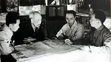 Chủ tịch Hồ Chí Minh, Tổng Bí thư Trường Chinh và các đồng chí lãnh đạo Đảng, Nhà nước bàn kế hoạch mở chiến dịch Điện Biên Phủ tại An toàn khu Định Hóa, Thái Nguyên, ngày 6/12/1953.