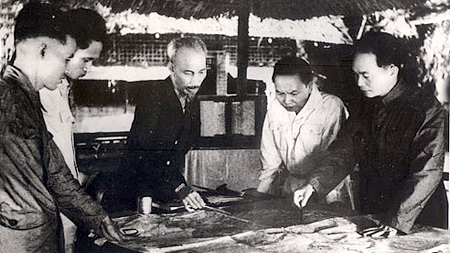 Chủ tịch Hồ Chí Minh cùng các đồng chí Trường Chinh (bên trái), Phạm Văn Đồng (bên phải), Võ Nguyên Giáp (ngoài cùng bên trái) quyết định mở chiến dịch Điện Biên Phủ, năm 1954. - Ảnh tư liệu