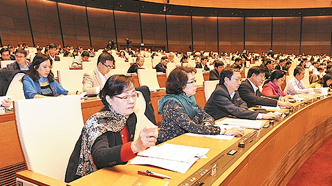 Các đại biểu QH thông qua Nghị quyết về dự toán ngân sách nhà nước năm 2017. 