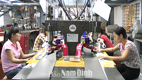 Sản xuất giày da xuất khẩu tại Cty CP Cơ khí Nam Hà, CCN Nghĩa Sơn (Nghĩa Hưng).