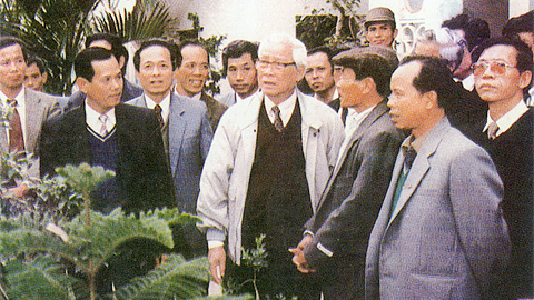 Đồng chí Võ Văn Kiệt, Thủ tướng Chính phủ về thăm làng hoa Vị Khê, xã Điền Xá (nay là Nam Điền), đơn vị làm tốt việc chuyển đổi cơ cấu kinh tế, đem lại hiệu quả kinh tế cao (6-1995).