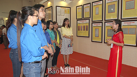 ĐVTN khối các trường đại học, cao đẳng trên địa bàn tỉnh tìm hiểu lịch sử Quân đội nhân dân Việt Nam tại Bảo tàng tỉnh.