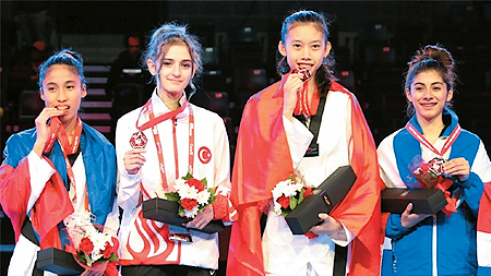 Võ sĩ Hồ Thị Kim Ngân (thứ hai từ phải sang) đoạt Huy chương vàng Giải tê-cuôn-đô trẻ thế giới 2016.