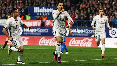 Ronaldo ăn mừng bàn thắng thứ hai của mình trong cú hat-trick giúp Real Madrid vững vàng ở ngôi đầu bảng La Liga. (Ảnh: Reuters)