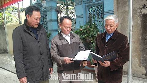 Cán bộ khu dân cư Trần Bích San 2 chuẩn bị nội dung tuyên truyền thực hiện đời sống văn hóa tới nhân dân.