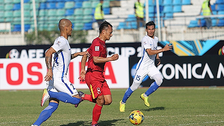 Tiền vệ Trọng Hoàng (áo đỏ) đột phá qua hàng hậu vệ Ma-lai-xi-a ghi bàn thắng cho đội tuyển Việt Nam. 