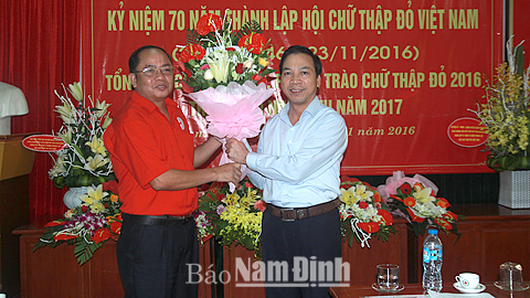 Đồng chí Trần Văn Chung, Phó Bí thư Thường trực Tỉnh ủy, Chủ tịch HĐND tỉnh tặng hoa chúc mừng Hội CTĐ tỉnh.