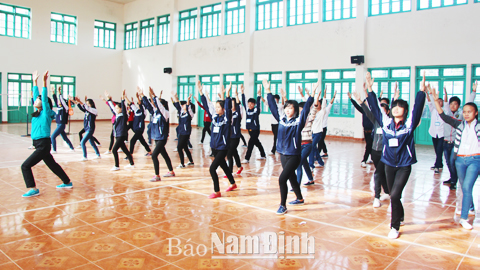 Học sinh Trường THPT B Hải Hậu trong giờ học giáo dục thể chất.