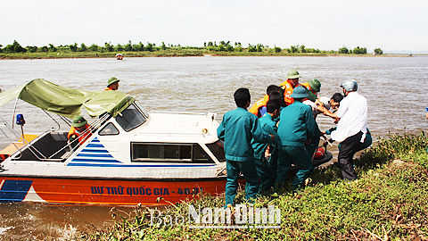 Lực lượng DQTV biển Thị trấn Thịnh Long (Hải Hậu) tham gia diễn tập PCLB-TKCN.