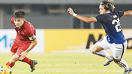 Tiền đạo Lê Công Vinh (áo đỏ) - cầu thủ ghi bàn mở tỷ số cho Đội tuyển Việt Nam.