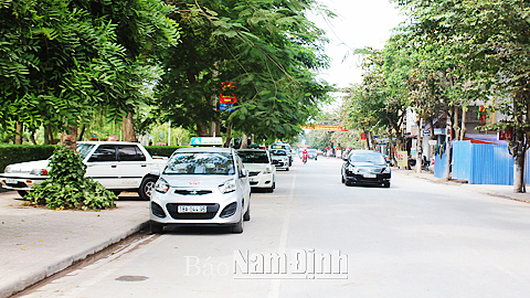 Do thiếu điểm dừng đỗ nên các xe taxi thường đỗ tạm bên lề đường. (Ảnh chụp tại đường Hùng Vương, TP Nam Định). 