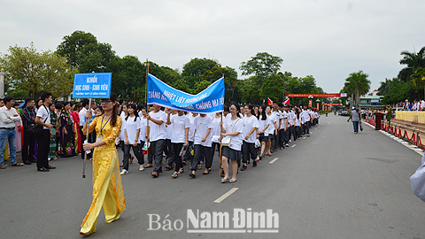 Học sinh, sinh viên Thành phố Nam Định tham gia mít tinh, diễu hành hưởng ứng phòng chống ma túy.