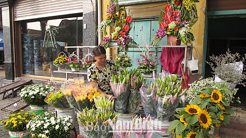 Chuẩn bị hoa trang trí sự kiện tại nhà hàng hoa trên phố Trần Hưng Đạo (TP Nam Định).
