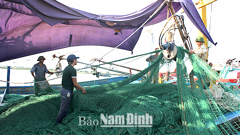 Ngư dân huyện Hải Hậu đang chuẩn bị ngư cụ ra khơi.