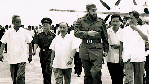 Các đồng chí lãnh đạo Đảng và Nhà nước đón Chủ tịch Cu-ba Phi-đen Cát-xtơ-rô tại sân bay Gia Lâm, trưa ngày 12-9-1973 trong chuyến thăm lịch sử tới Việt Nam khi cuộc kháng chiến chống Mỹ đang bước vào giai đoạn quyết liệt nhất. Ảnh: Tư liệu