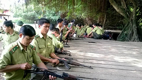  Lực lượng bảo vệ rừng sẽ được trang bị súng và mũ chống đạn. Ảnh minh hoạ
